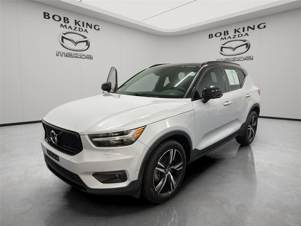 2022 VOLVO XC40