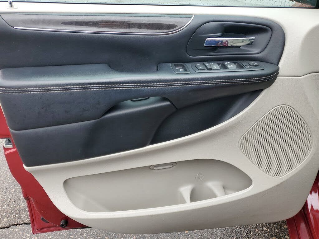 2016 CHRYSLER Town and Country