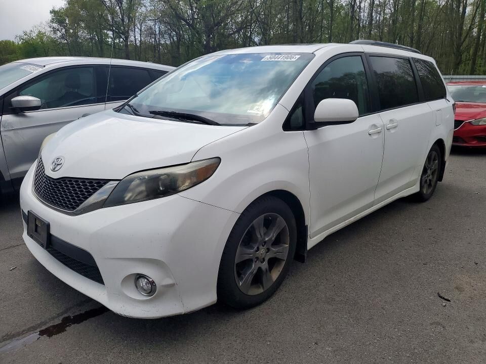 2011 TOYOTA Sienna