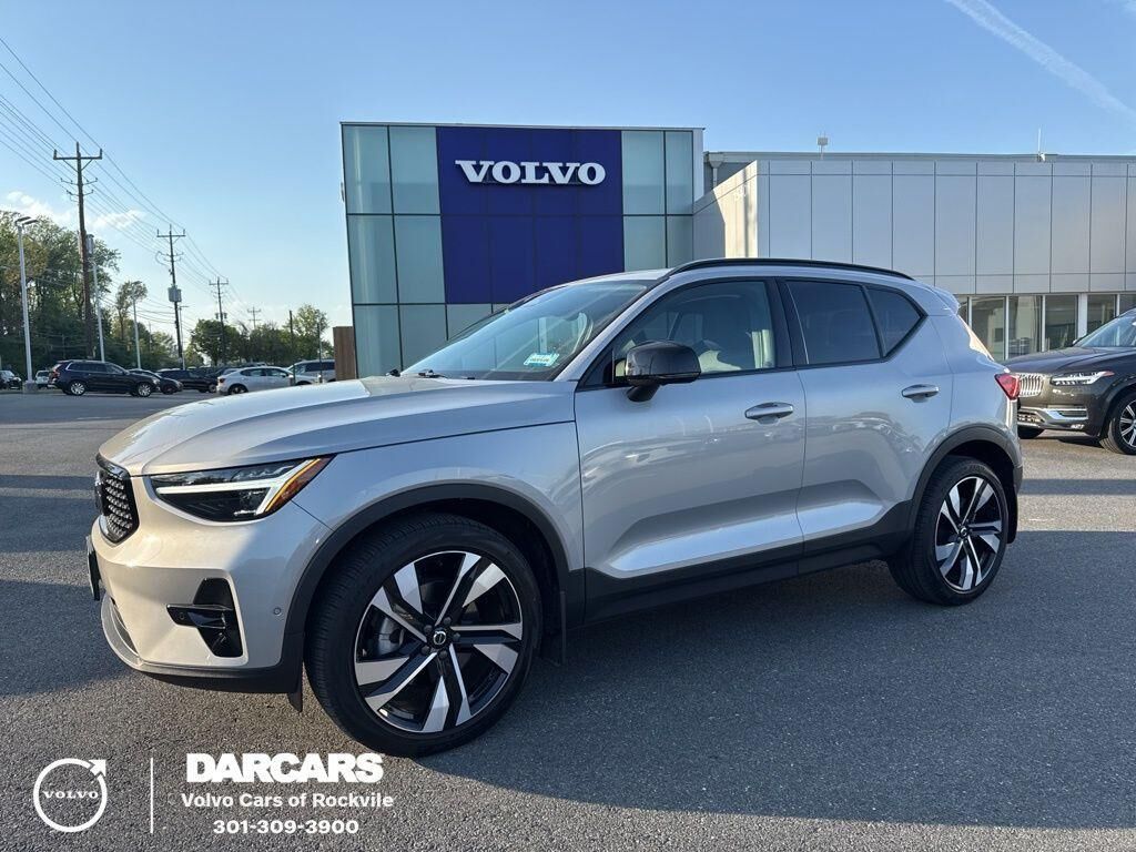 2023 VOLVO XC40