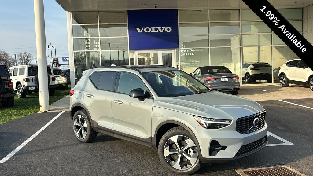2026 VOLVO XC40