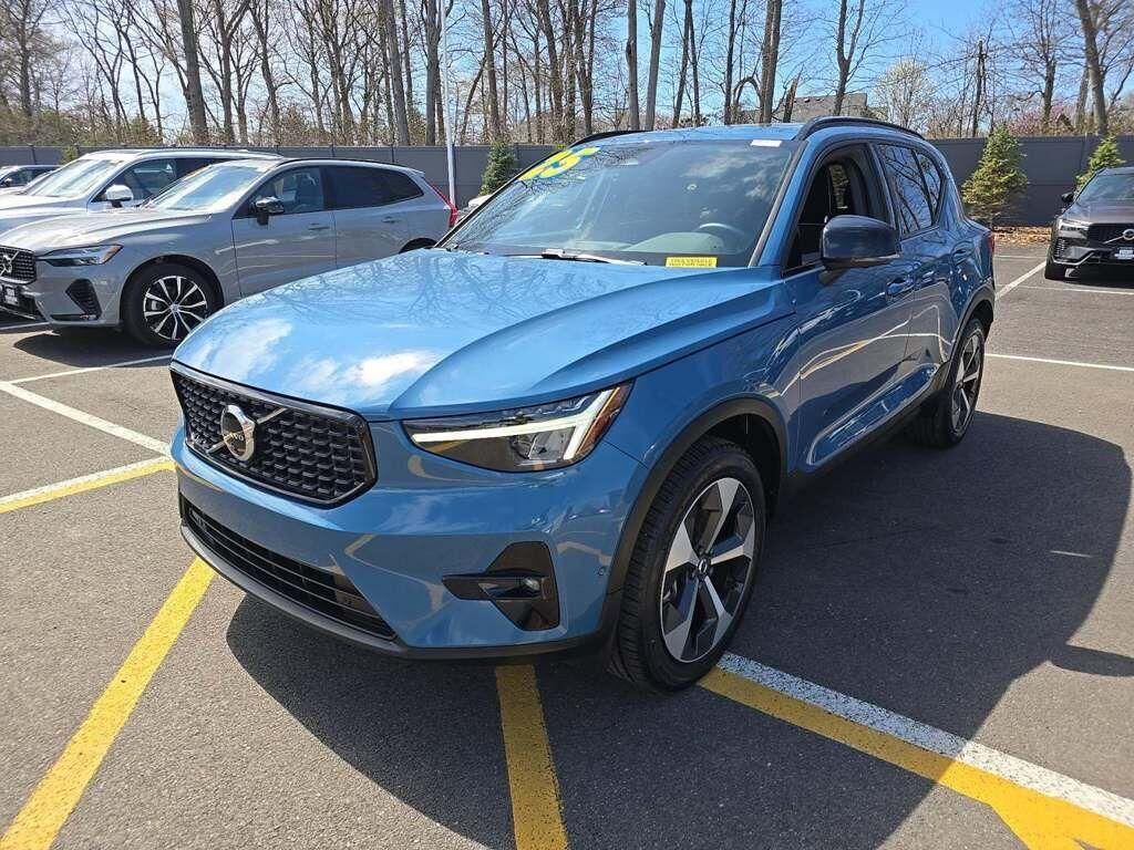 2025 VOLVO XC40