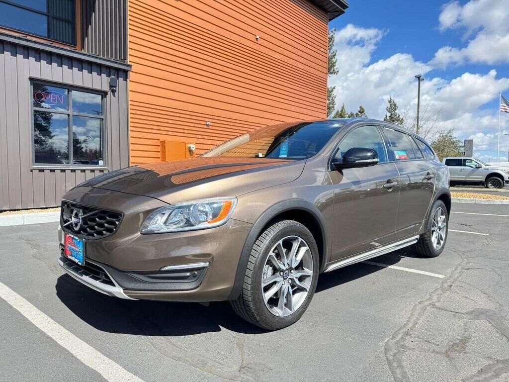 2017 VOLVO V60CC