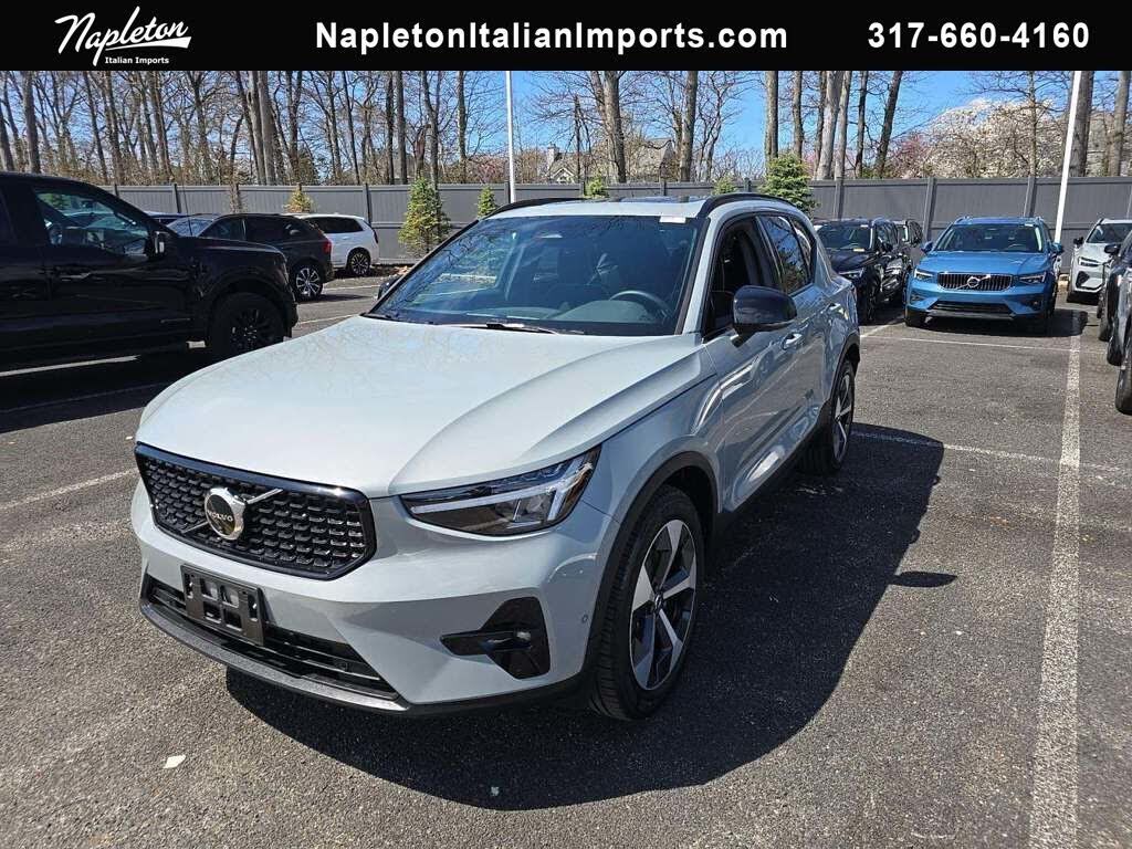 2025 VOLVO XC40