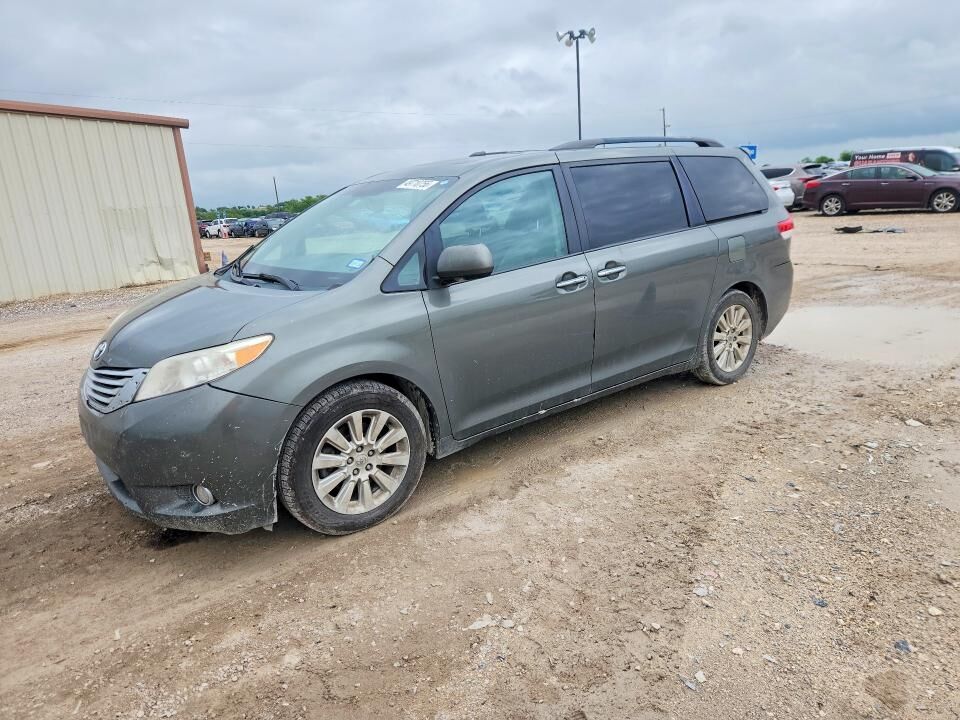 2011 TOYOTA Sienna