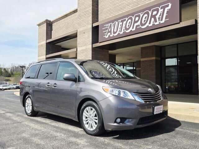 2017 TOYOTA Sienna