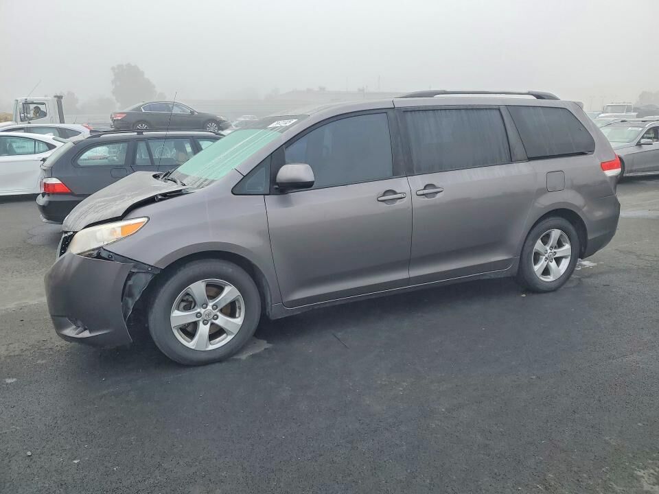 2011 TOYOTA Sienna