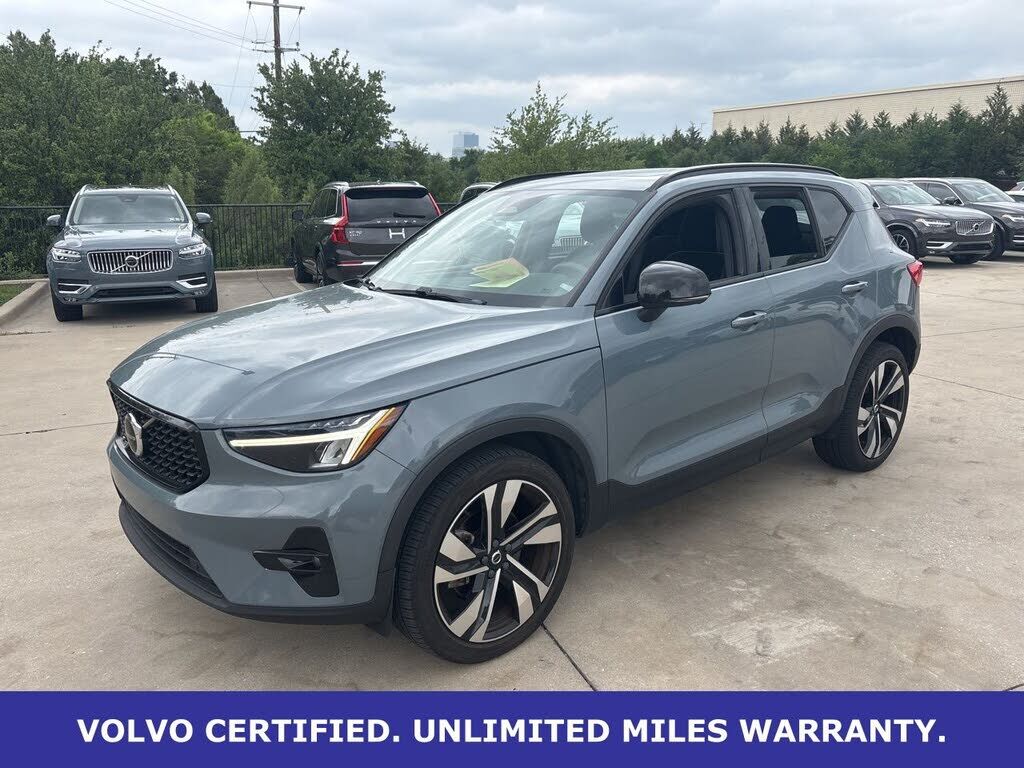 2023 VOLVO XC40