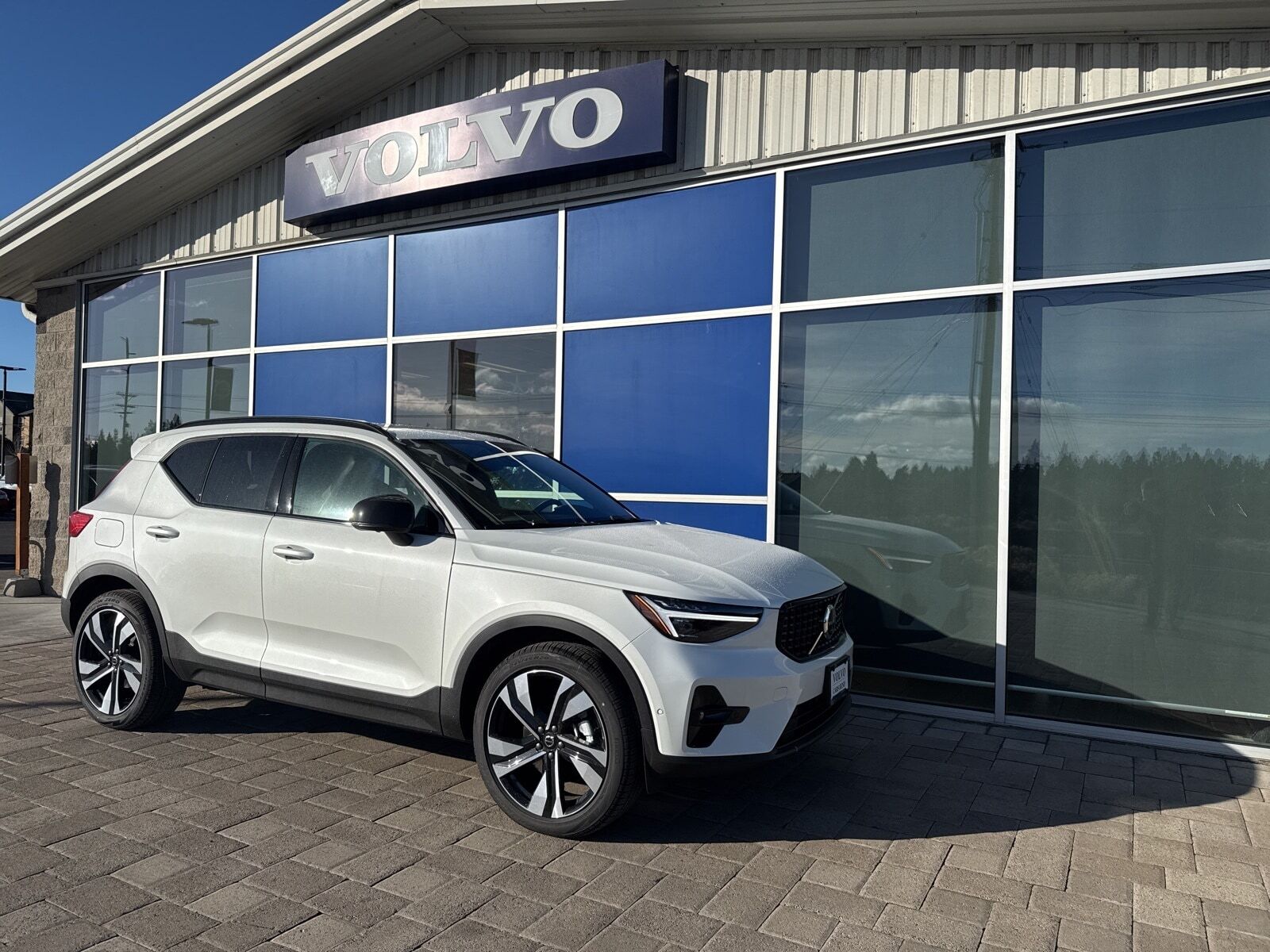 2026 VOLVO XC40