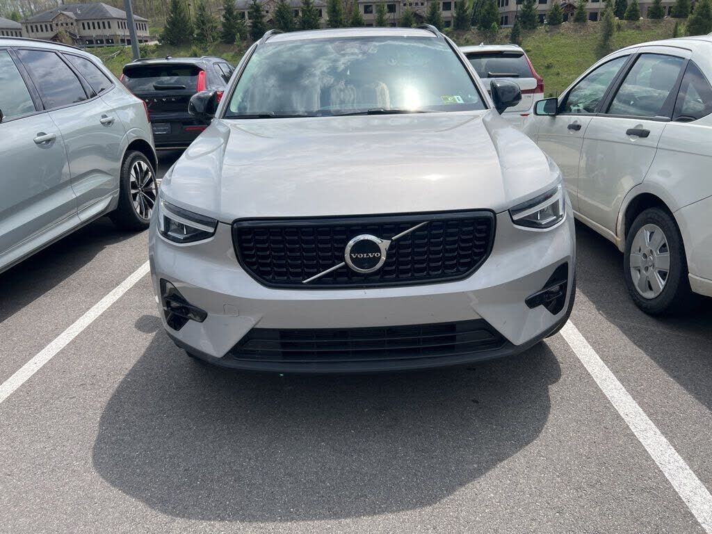 2023 VOLVO XC40