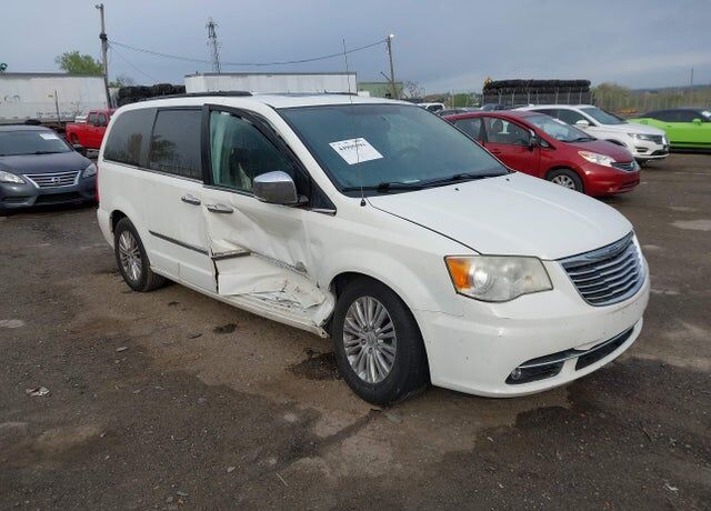 2013 CHRYSLER Town and Country