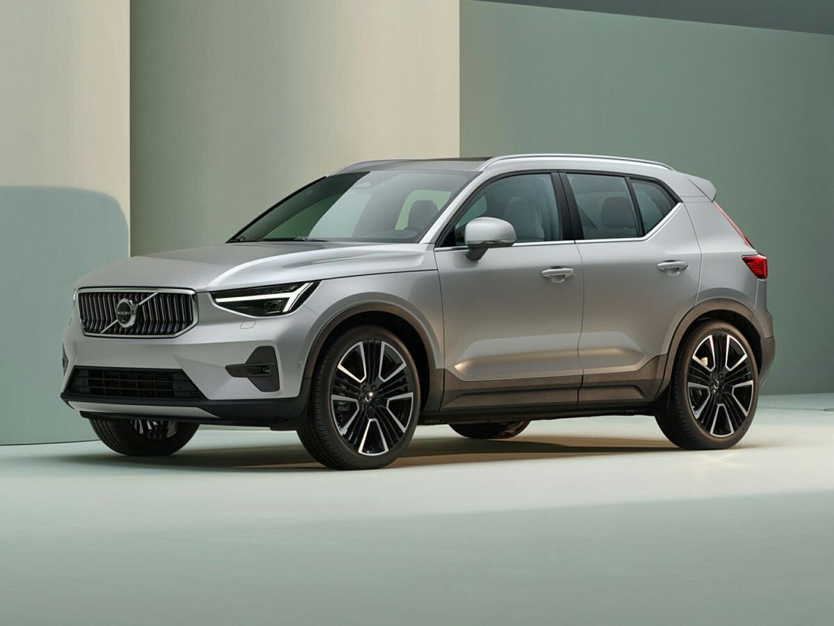 2023 VOLVO XC40