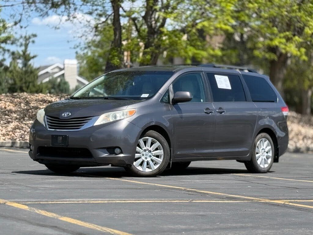 2013 TOYOTA Sienna