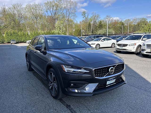 2025 VOLVO V60CC