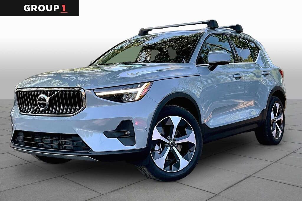 2025 VOLVO XC40