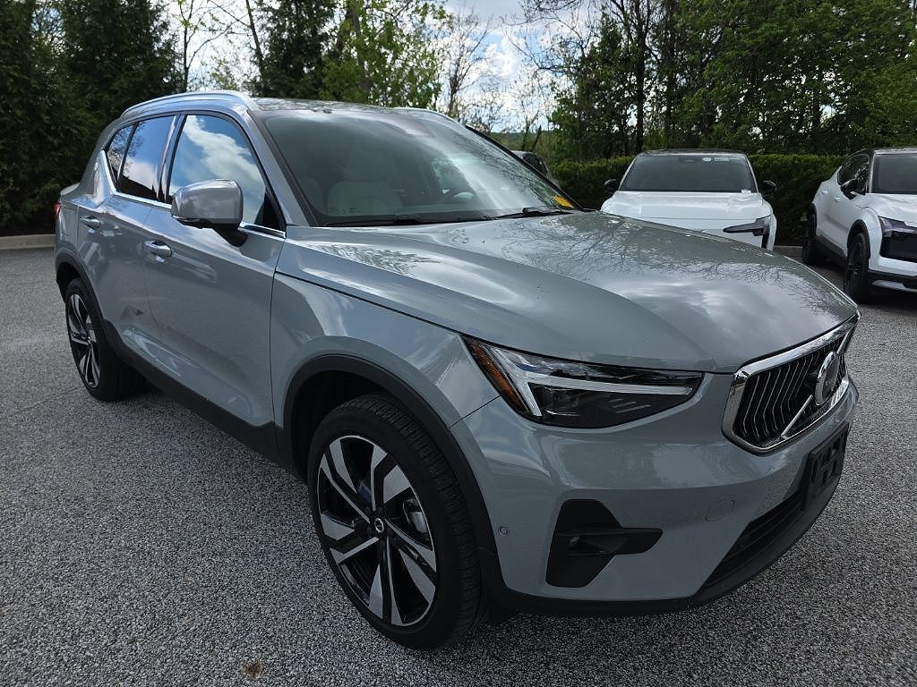 2024 VOLVO XC40