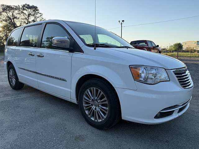 2014 CHRYSLER Town and Country