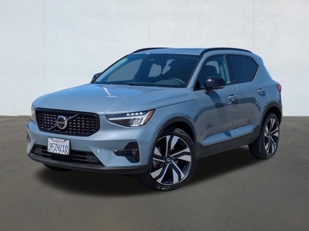 2023 VOLVO XC40