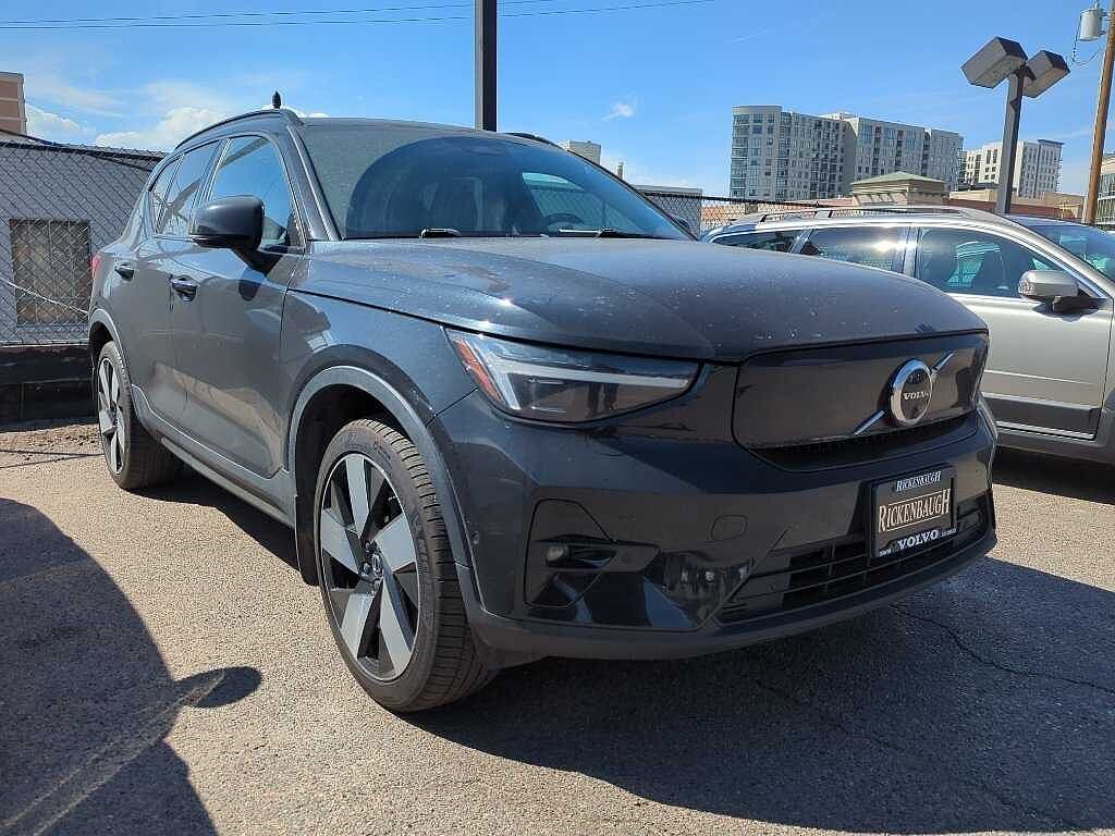2023 VOLVO XC40