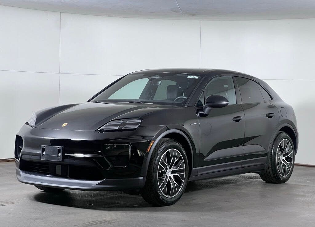 2025 PORSCHE Macan
