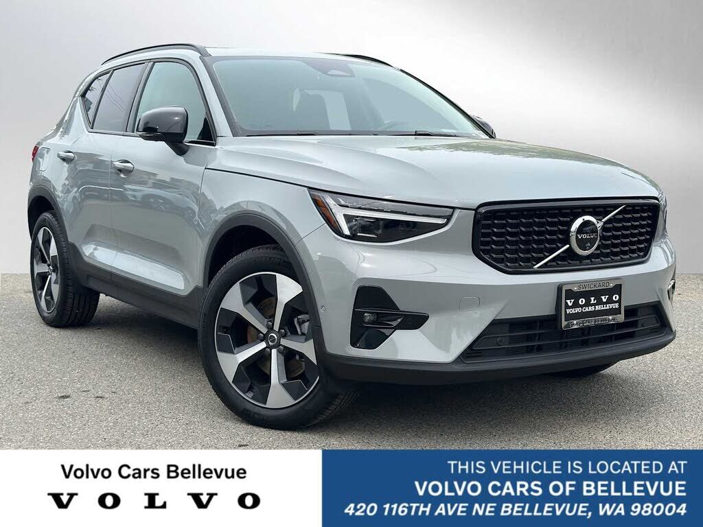 2026 VOLVO XC40