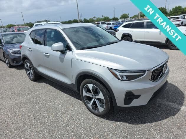 2025 VOLVO XC40