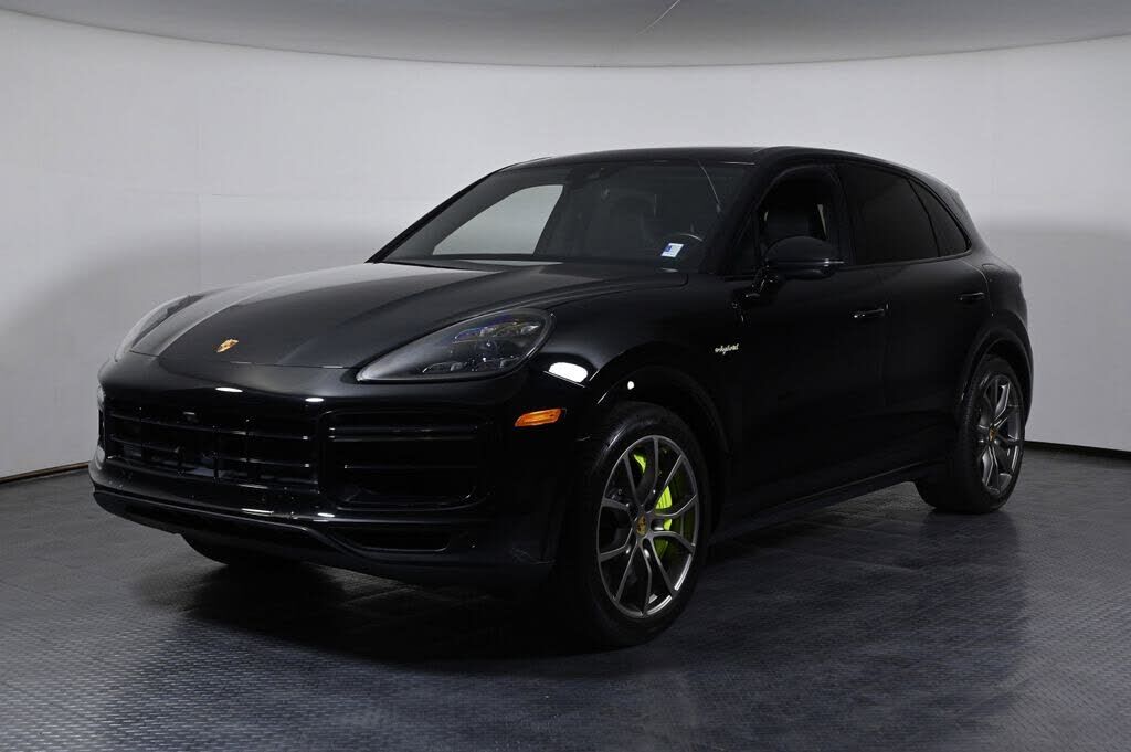 2022 PORSCHE Cayenne