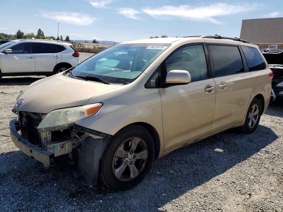 2011 TOYOTA Sienna