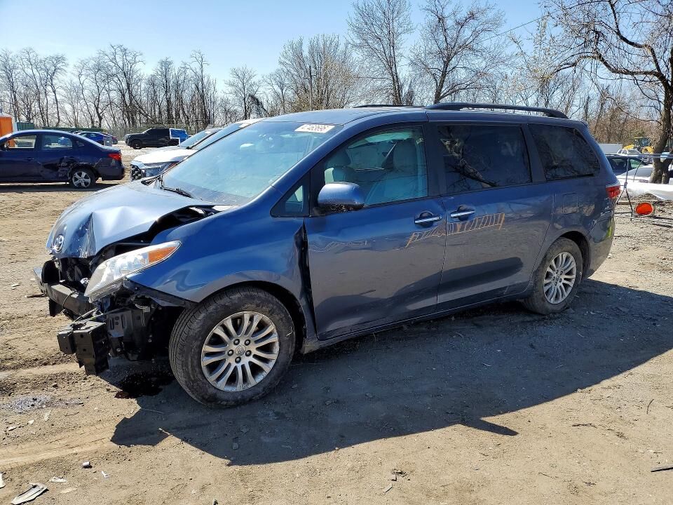 2017 TOYOTA Sienna