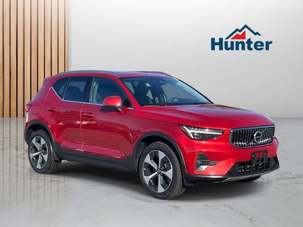 2024 VOLVO XC40