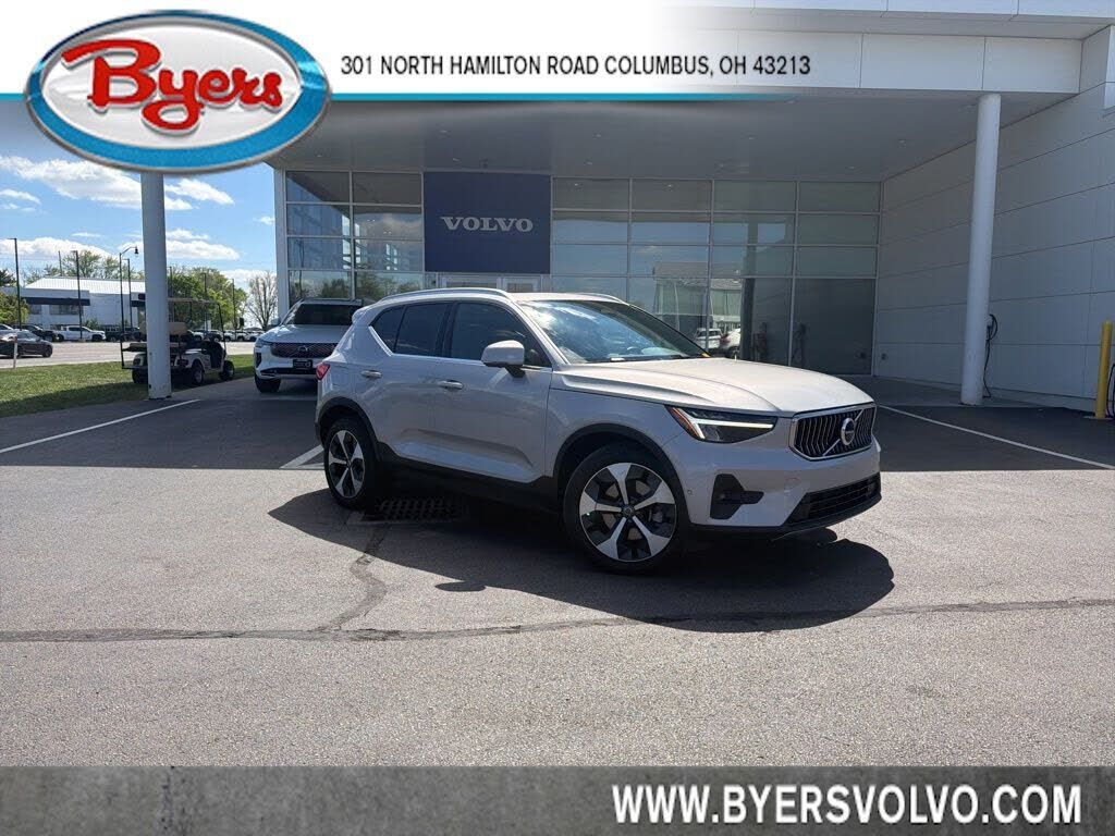 2025 VOLVO XC40
