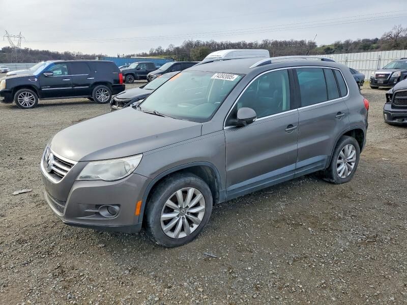 2011 VOLKSWAGEN Tiguan