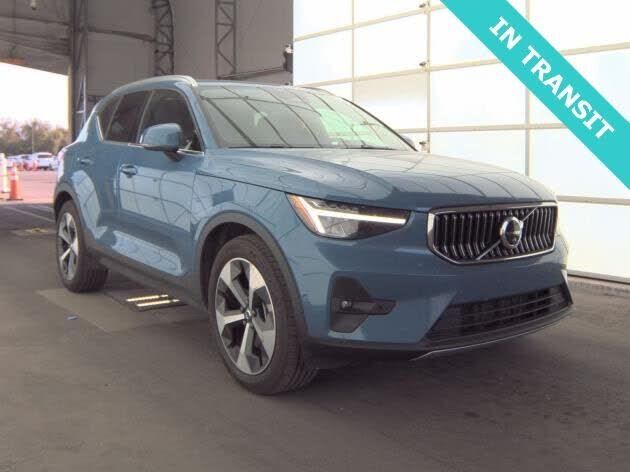 2025 VOLVO XC40