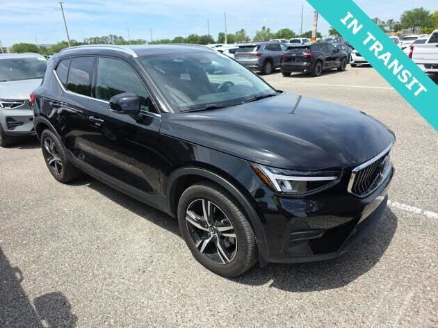 2025 VOLVO XC40