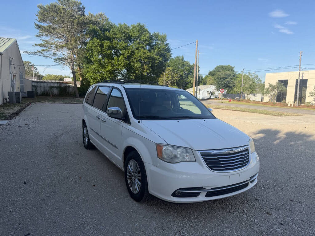 2013 CHRYSLER Town and Country