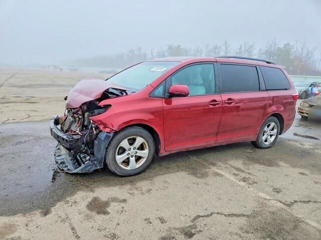 2016 TOYOTA Sienna