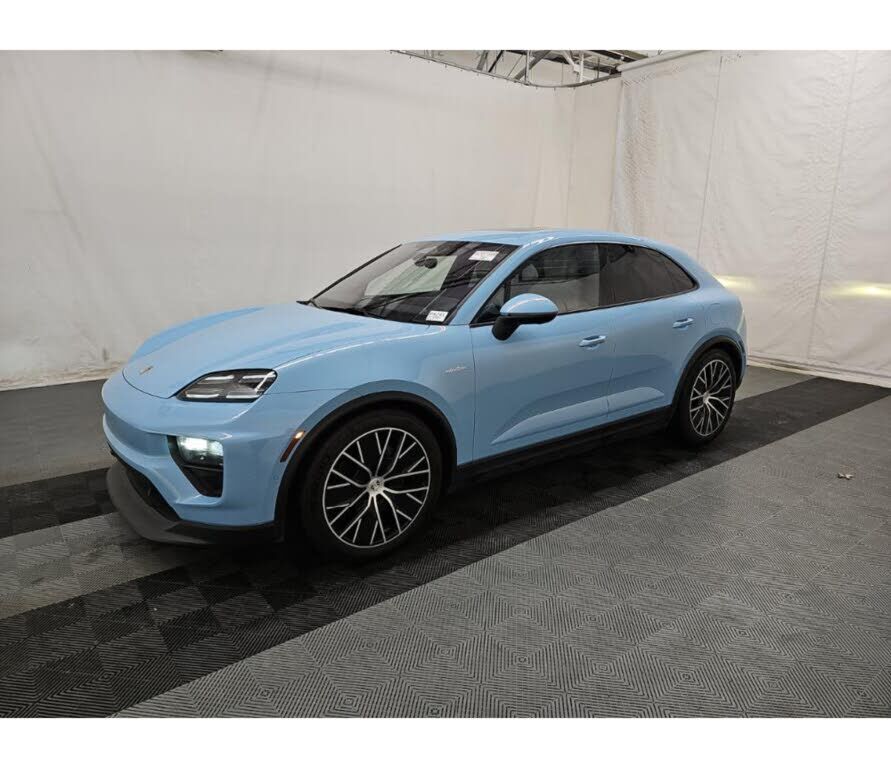 2025 PORSCHE Macan