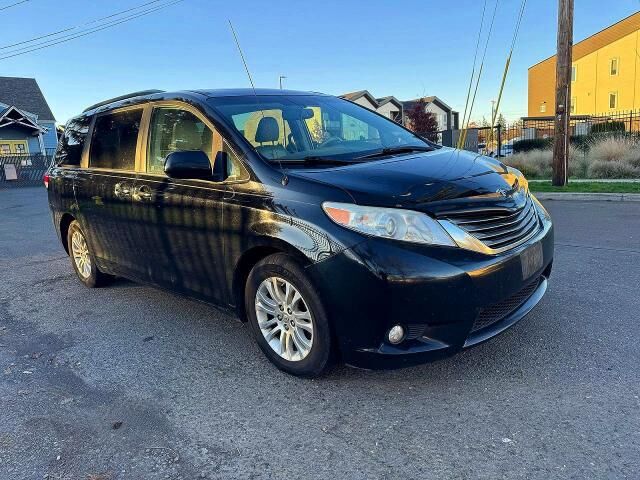 2014 TOYOTA Sienna