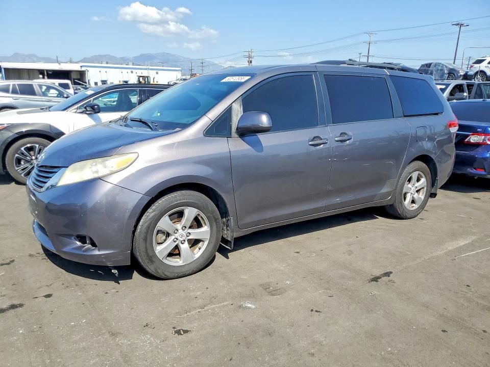 2011 TOYOTA Sienna