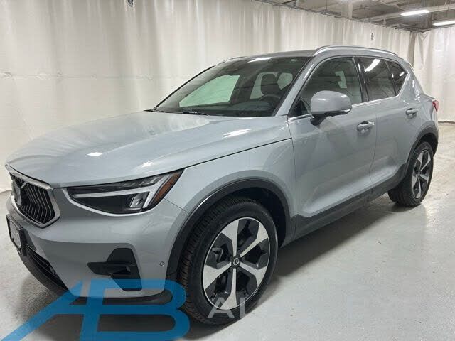 2025 VOLVO XC40