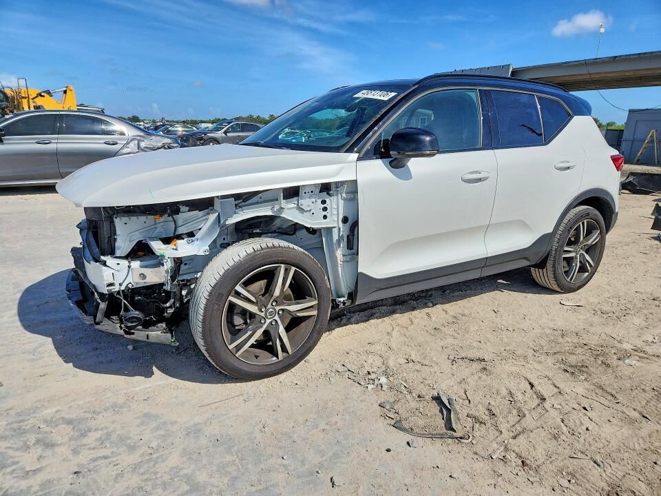 2021 VOLVO XC40