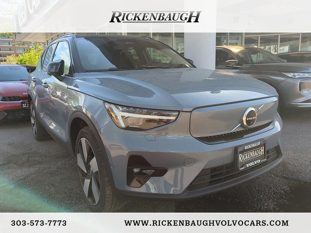 2023 VOLVO XC40