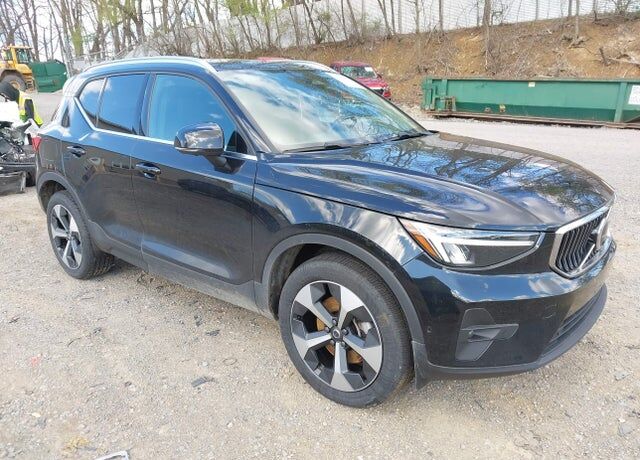 2024 VOLVO XC40