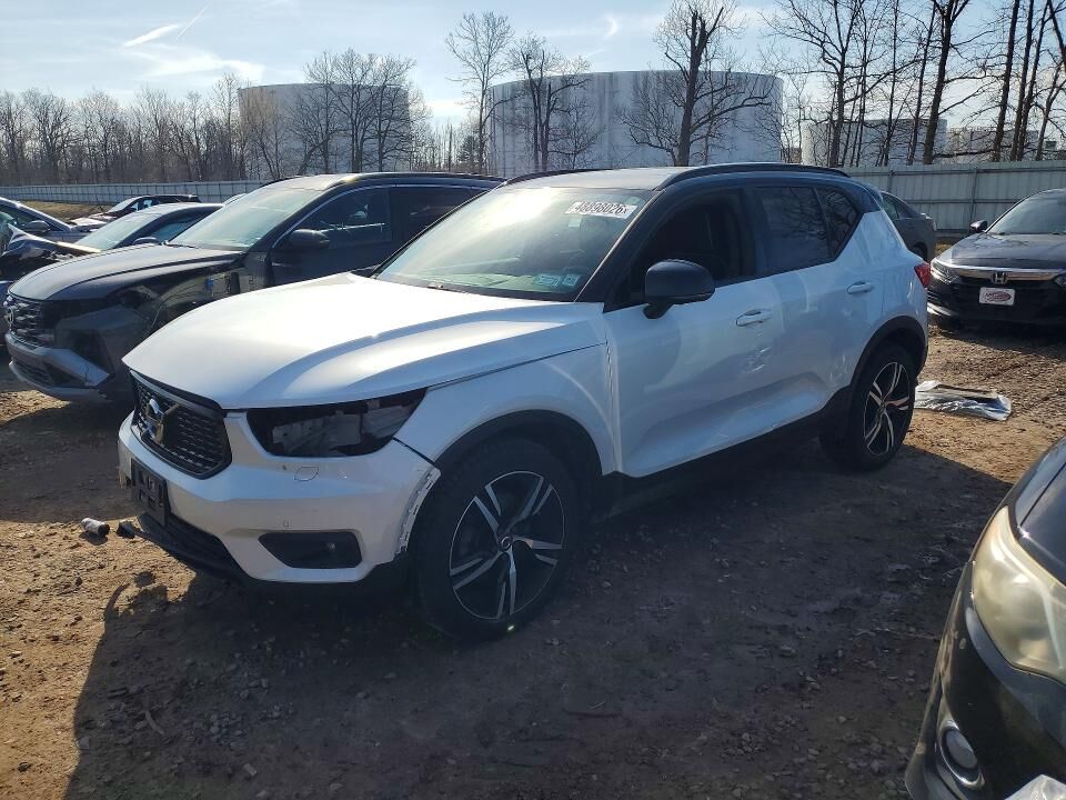 2021 VOLVO XC40