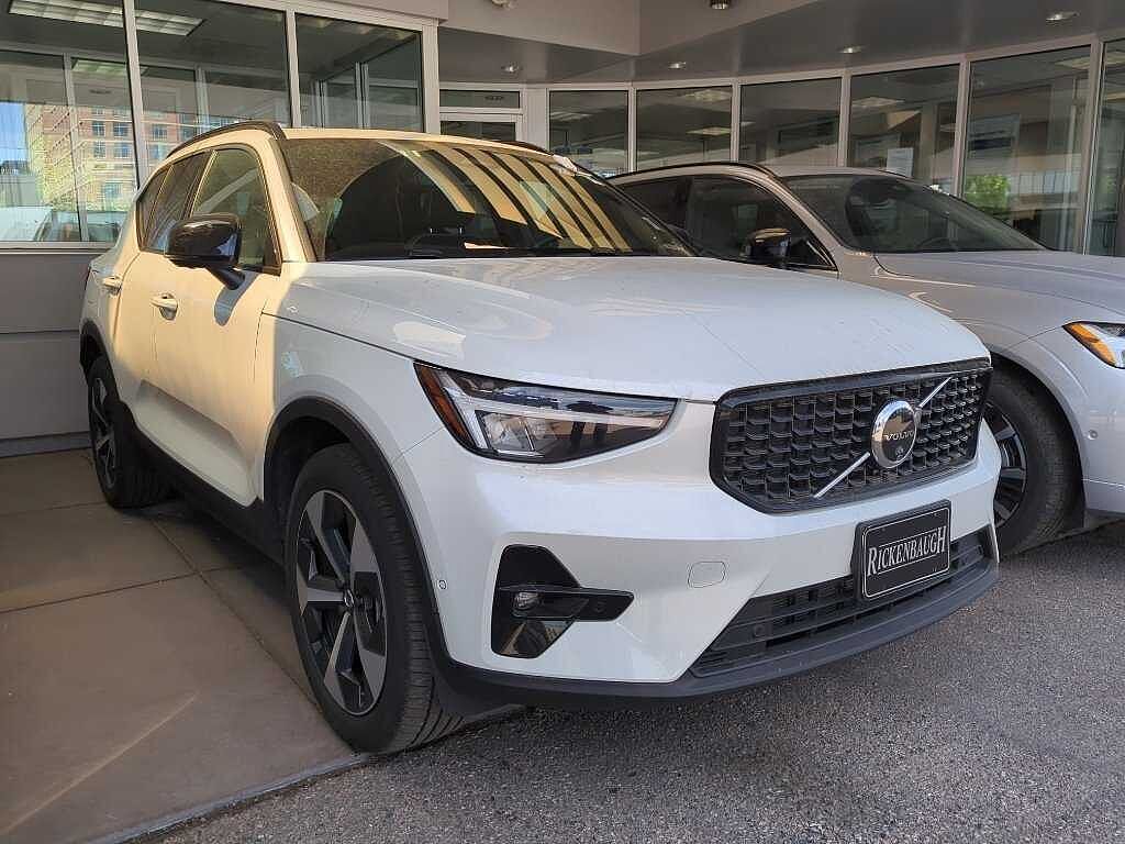 2025 VOLVO XC40