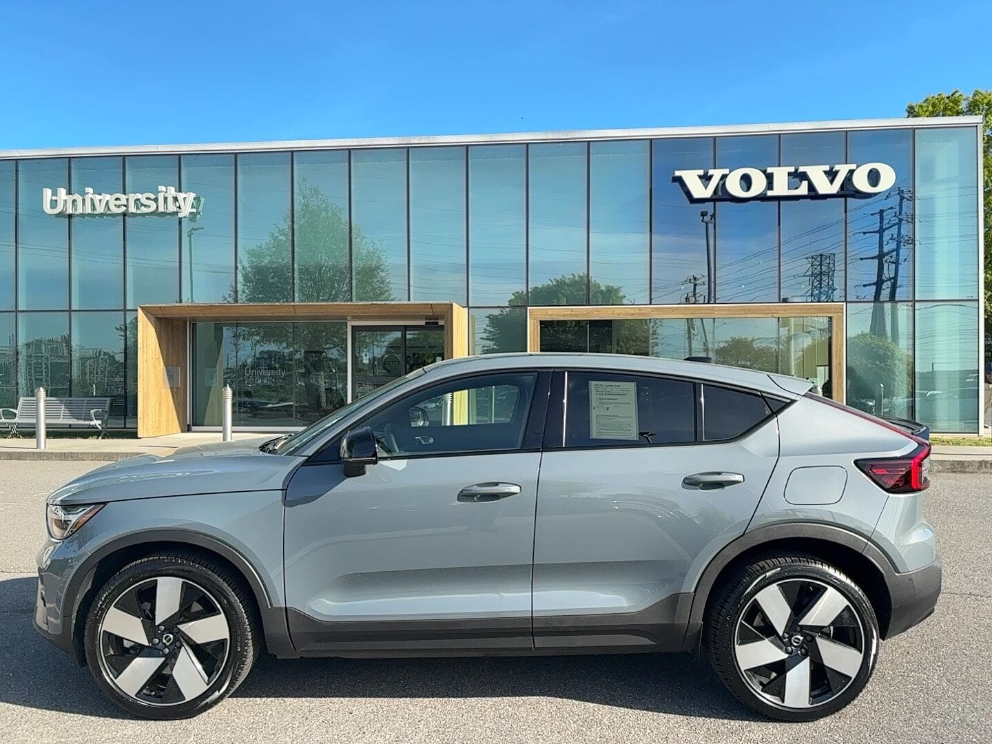 2023 VOLVO C40