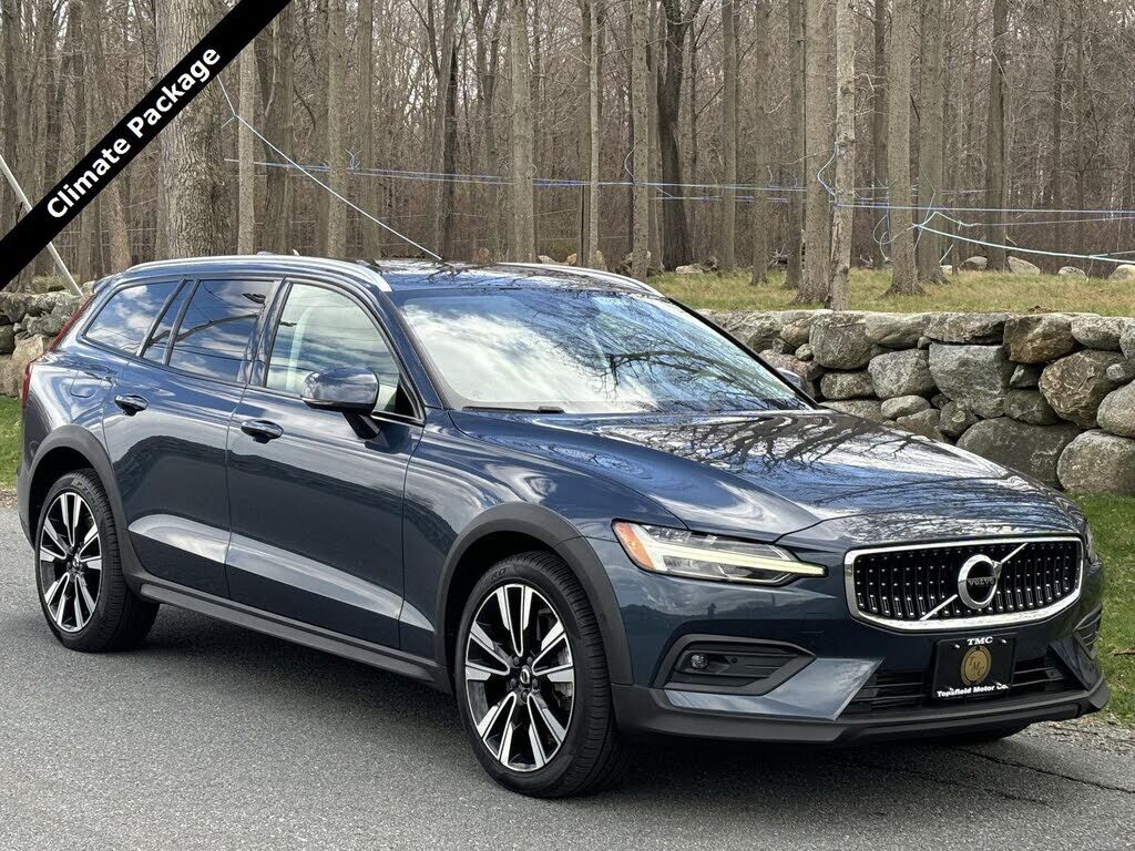 2021 VOLVO V60CC