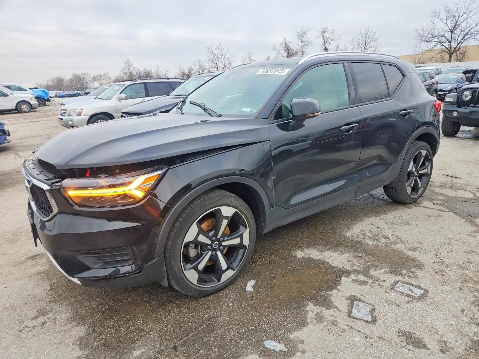 2020 VOLVO XC40