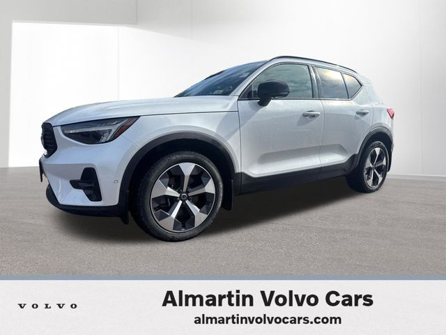 2023 VOLVO XC40
