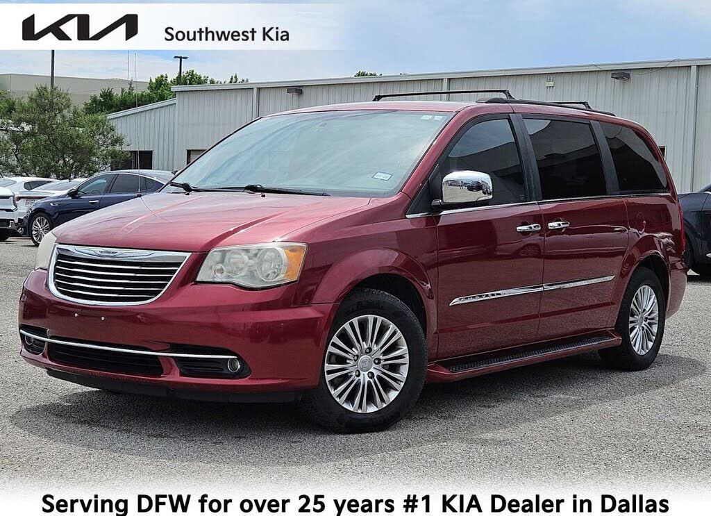 2013 CHRYSLER Town and Country
